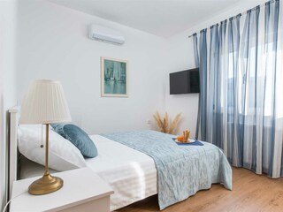 Schlafzimmer mit Queensize-Bett (160x200cm)