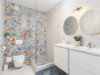 Ein Badezimmer mit Dusche und ein Waschraum