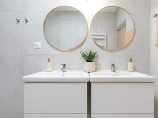 Ein Badezimmer mit Dusche und ein Waschraum