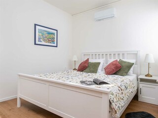 Schlafzimmer mit Kingsize-Bett (180x200cm)