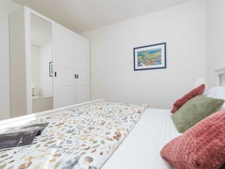 Schlafzimmer mit Kingsize-Bett (180x200cm)