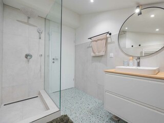 zweites Badezimmer mit Dusche.