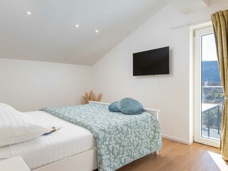 A bedroom withe king-size bed (180x200cm)