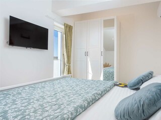 A bedroom withe king-size bed (180x200cm)