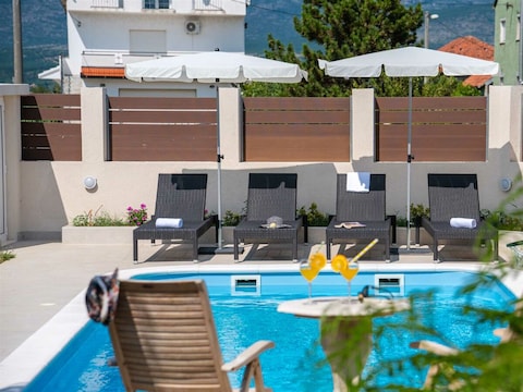 Holiday house NEW! Villa Josefina with heated Pool