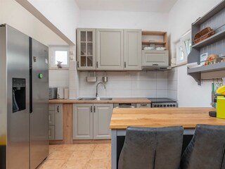 Küche umfasst alle notwendigen Geräte + Kochutensilien