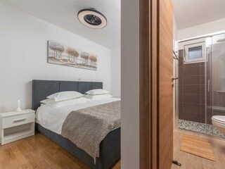 The master bedroom features a luxurious 180x200 cm bed