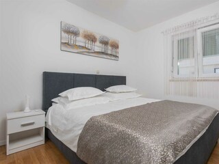 Das Hauptschlafzimmer verfügt über ein 180x200 cm Bett