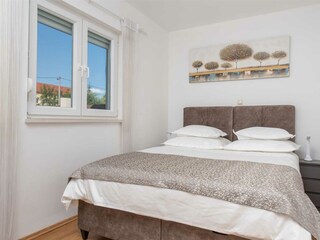 Das Hauptschlafzimmer verfügt über ein 180x200 cm Bett