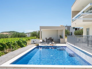 Nehmen Sie ein Bad im Pool.