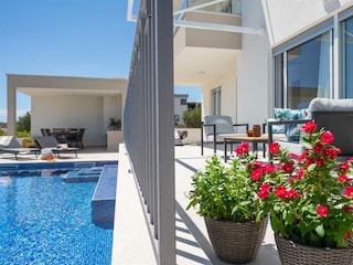 Modernes Design und ein privater Pool.