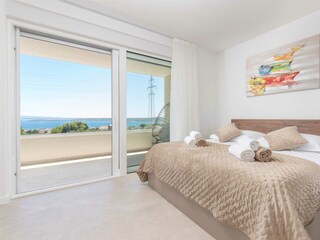 A bedroom with a king-size bed (180x200 cm)