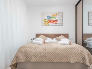 A bedroom with a king-size bed (180x200 cm).