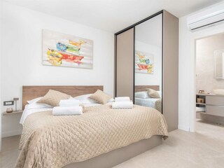 A bedroom with a king-size bed (180x200 cm).