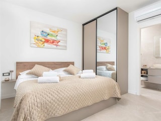 Ein Schlafzimmer mit einem Kingsize-Bett (180x200 cm)