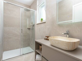 The bedroom features en suite bathroom.