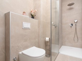 Badezimmer mit einer geräumigen begehbaren Dusche.