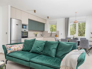 Das stilvolle Wohnzimmer bietet einen gemütlichen Raum.