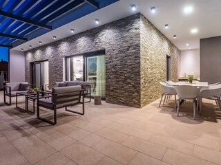 Ein überdachter Außenbereich zum Essen.