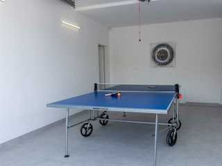 Es gibt auch ein eingezäuntes Fußballfeld und einen Tis