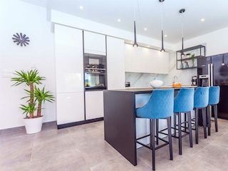 Fully equipped modern kitchen.