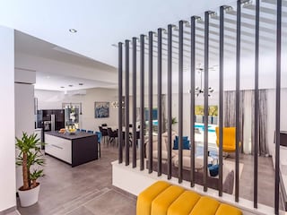 Das Erdgeschoss verfügt außerdem über ein Gästebadezim