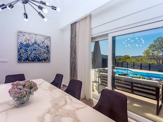 lichtdurchfluteter, offener Wohn- und Essbereich.