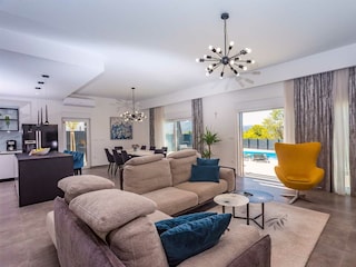 Offener moderner Wohn- und Essbereich