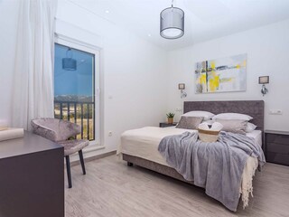 Equipped with a king-size bed (180cm x 200cm)