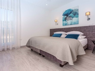 Ausgestattet mit einem Kingsize-Bett (180 cm x 200 cm)