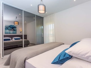 Kann auch in zwei Einzelbetten geteilt werden.