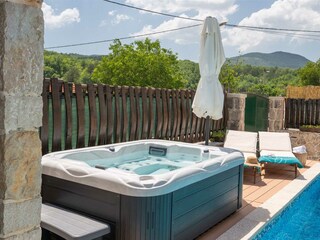 Jacuzzi with a capacity for three individuals