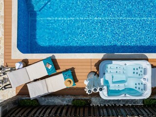 32 m2 Pool and Jacuzzi