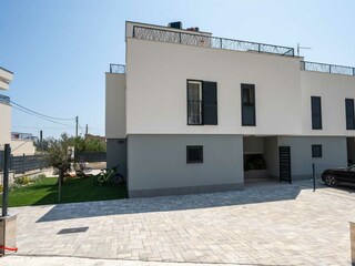 Die Villa ist komplett umzäunt