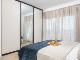 Das Zimmer ist geschmackvoll und stilvoll eingerichtet.