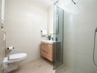 Modernes Badezimmer en suite mit ebenerdiger Dusche.