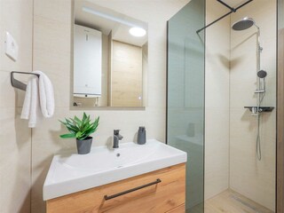 Modernes Badezimmer en suite mit ebenerdiger Dusche.