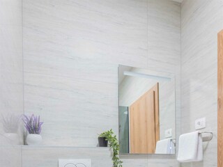 stilvolles begehbares Badezimmer