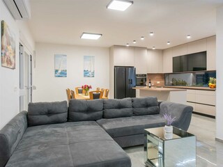 Das Wohnzimmer ist wunderschön beleuchtet.