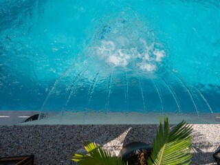 Ein Wasserfall wertet den Pool zusätzlich auf.