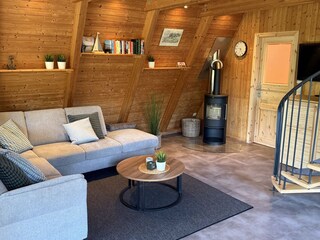 Wohnbereich mit Kamin und Fernseher