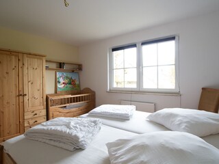 Elternschlafzimmer mit Kinderbett