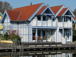 Wasserseite mit Bootsanleger