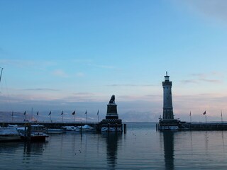 Lindauer Hafen mit Löwen und Leuchtturm im Winter