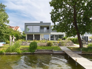 Das Refugium vom See aus gesehen