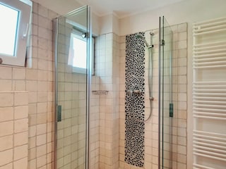 Geräumige, ebenerdige Dusche