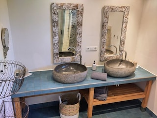 Badezimmer der Luft und Wasser