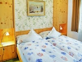 Schlafzimmer mit Doppelbett