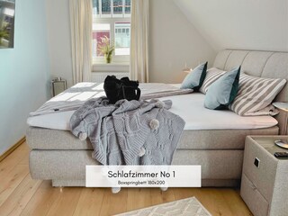 Schlafzimmer mit Zugang zur Dachterrasse