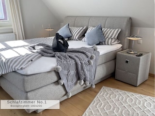 Schlafzimmer No. 1  mit Zugang zur Dachterrasse